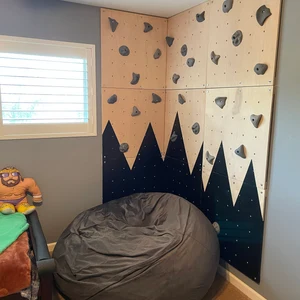 Insolite : installez un mur d'escalade dans une chambre d'enfant